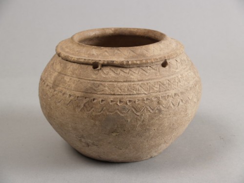 Pot met decor van banden van zig-zag- en ronde motieven en, laat-Sassanidische en vroeg-islamitische periode
